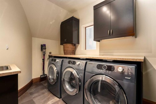 623 Madison Avenue Sw, Calgary, AB - Indoor Photo Showing Laundry Room
