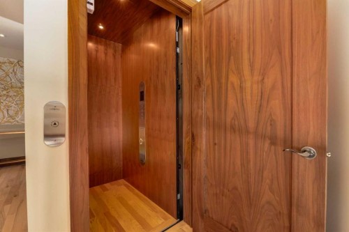 623 Madison Avenue Sw, Calgary, AB - Indoor Photo Showing Other Room