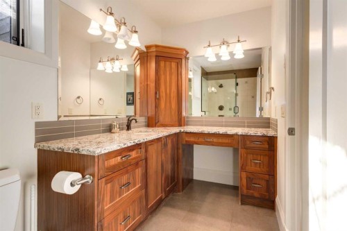 623 Madison Avenue Sw, Calgary, AB - Indoor Photo Showing Bathroom