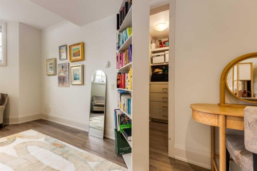 623 Madison Avenue Sw, Calgary, AB - Indoor Photo Showing Other Room