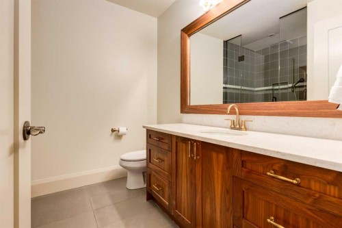 623 Madison Avenue Sw, Calgary, AB - Indoor Photo Showing Bathroom