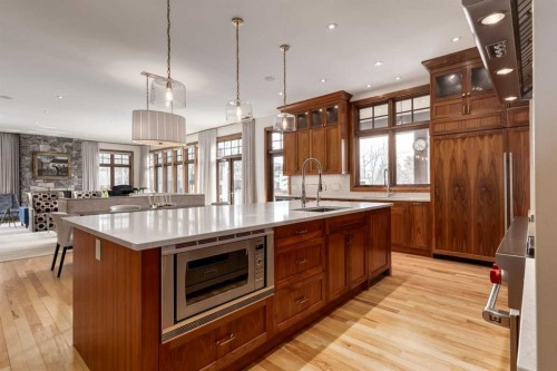 623 Madison Avenue Sw, Calgary, AB - Indoor Photo Showing Kitchen With Upgraded Kitchen