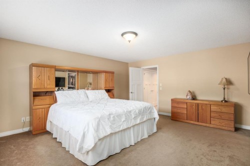 596 Everbrook Way Sw, Calgary, AB - Indoor Photo Showing Bedroom