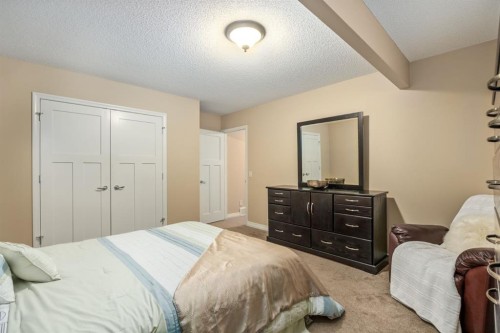596 Everbrook Way Sw, Calgary, AB - Indoor Photo Showing Bedroom