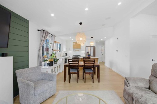 428 Queen Anne Way Se, Calgary, AB - Indoor Photo Showing Living Room