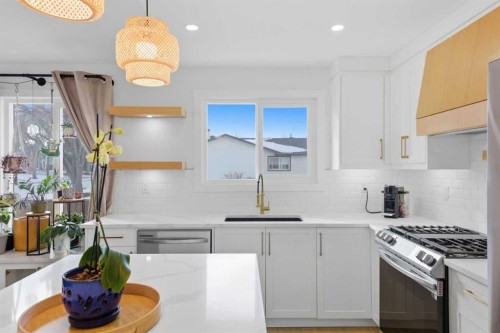 428 Queen Anne Way Se, Calgary, AB - Indoor Photo Showing Kitchen With Upgraded Kitchen