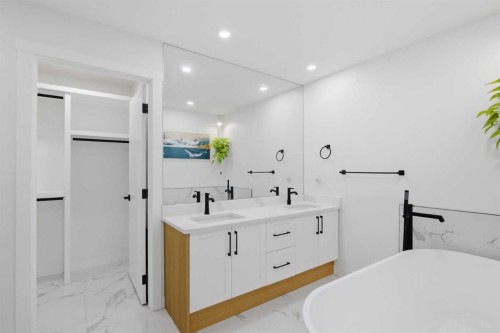 428 Queen Anne Way Se, Calgary, AB - Indoor