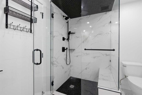 428 Queen Anne Way Se, Calgary, AB - Indoor Photo Showing Bathroom