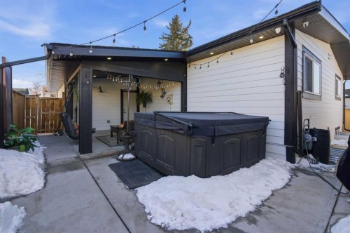 428 Queen Anne Way Se, Calgary, AB - Outdoor With Exterior