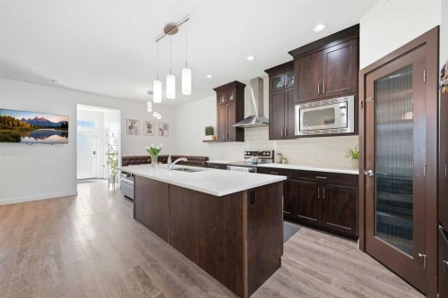 15 Corner Meadows Common Ne, Calgary, AB - Indoor Photo Showing Kitchen With Upgraded Kitchen