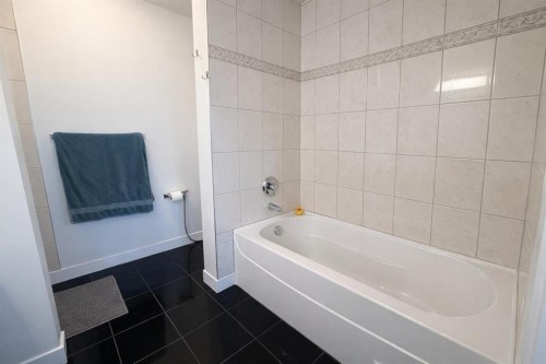 292 Rainbow Falls Drive, Chestermere, AB - Indoor Photo Showing Bathroom