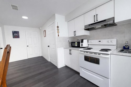 292 Rainbow Falls Drive, Chestermere, AB - Indoor Photo Showing Kitchen