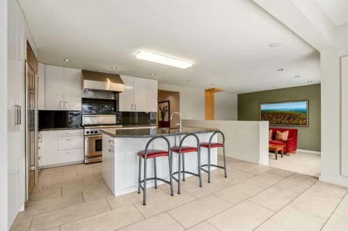 16 Stratton Place Sw, Calgary, AB - Indoor Photo Showing Kitchen