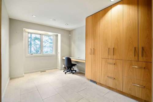 16 Stratton Place Sw, Calgary, AB - Indoor