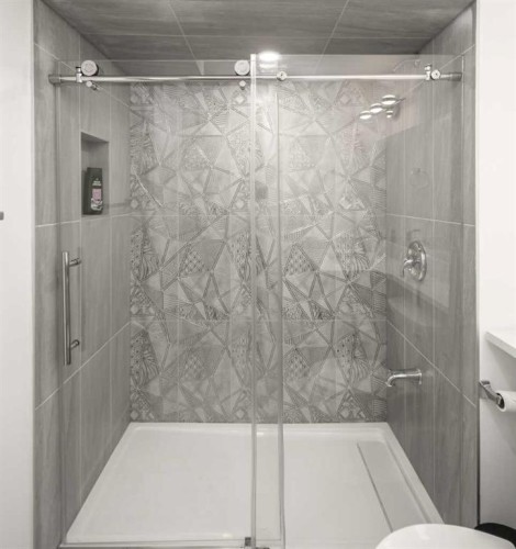 4216 Brisebois Drive Nw, Calgary, AB - Indoor Photo Showing Bathroom