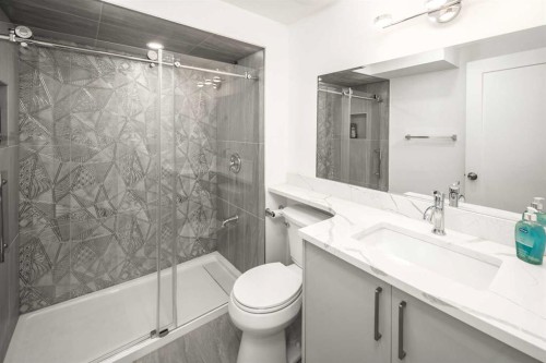 4216 Brisebois Drive Nw, Calgary, AB - Indoor Photo Showing Bathroom