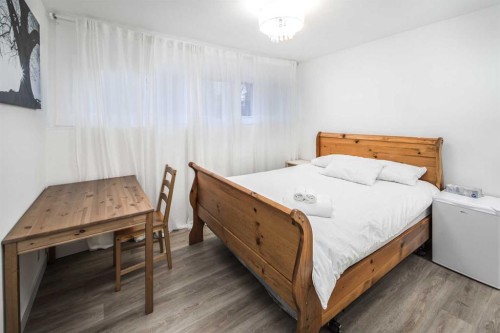 4216 Brisebois Drive Nw, Calgary, AB - Indoor Photo Showing Bedroom