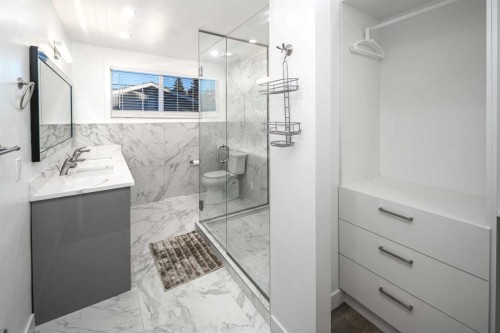 4216 Brisebois Drive Nw, Calgary, AB - Indoor Photo Showing Bathroom