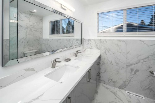 4216 Brisebois Drive Nw, Calgary, AB - Indoor Photo Showing Bathroom