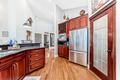 33 Boulder Creek Manor Se, Langdon, AB - Indoor Photo Showing Kitchen