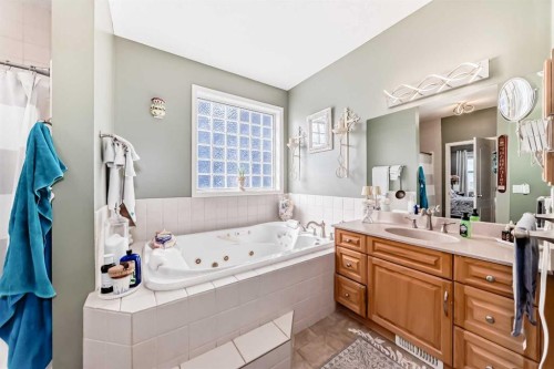 33 Boulder Creek Manor Se, Langdon, AB - Indoor Photo Showing Bathroom