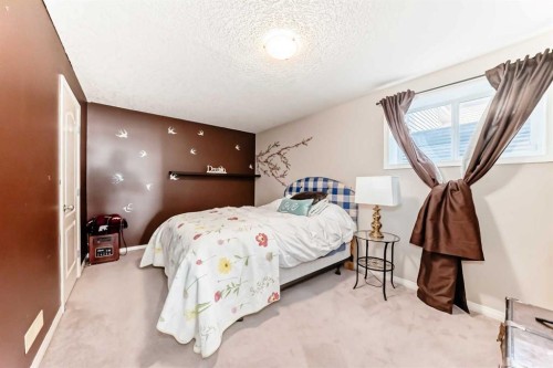 33 Boulder Creek Manor Se, Langdon, AB - Indoor Photo Showing Bedroom