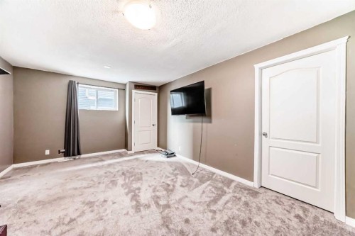 33 Boulder Creek Manor Se, Langdon, AB - Indoor Photo Showing Other Room