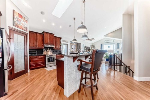 33 Boulder Creek Manor Se, Langdon, AB - Indoor Photo Showing Kitchen