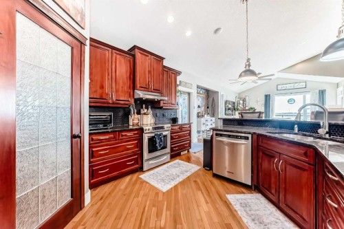33 Boulder Creek Manor Se, Langdon, AB - Indoor Photo Showing Kitchen
