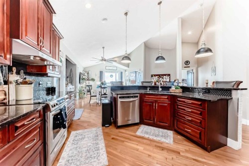 33 Boulder Creek Manor Se, Langdon, AB - Indoor Photo Showing Kitchen With Upgraded Kitchen