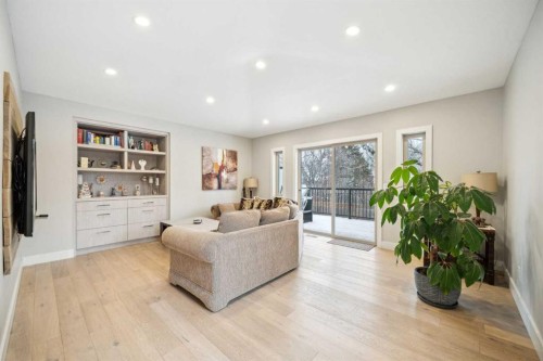 16 Meadowlark Crescent Sw, Calgary, AB - Indoor Photo Showing Living Room