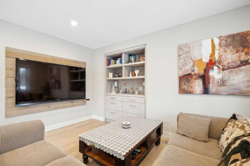 16 Meadowlark Crescent Sw, Calgary, AB - Indoor Photo Showing Living Room