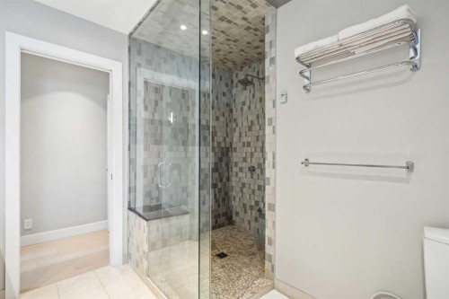 16 Meadowlark Crescent Sw, Calgary, AB - Indoor Photo Showing Bathroom
