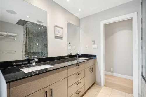 16 Meadowlark Crescent Sw, Calgary, AB - Indoor Photo Showing Bathroom