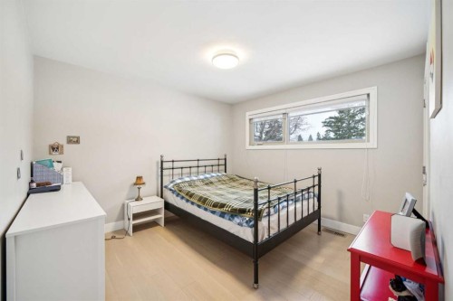 16 Meadowlark Crescent Sw, Calgary, AB - Indoor Photo Showing Bedroom