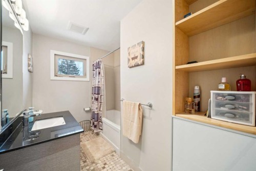 16 Meadowlark Crescent Sw, Calgary, AB - Indoor Photo Showing Bathroom