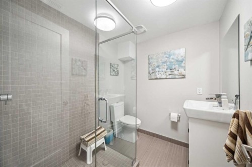 16 Meadowlark Crescent Sw, Calgary, AB - Indoor Photo Showing Bathroom
