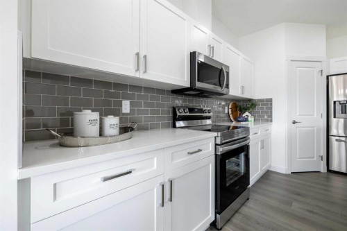 44 Heritage Manor, Cochrane, AB - Indoor Photo Showing Kitchen
