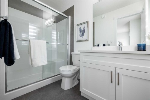 44 Heritage Manor, Cochrane, AB - Indoor Photo Showing Bathroom