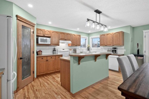 112 West Creek Close, Chestermere, AB - Indoor Photo Showing Kitchen