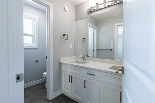 3 Heritage Point, Cochrane, AB - Indoor Photo Showing Bathroom