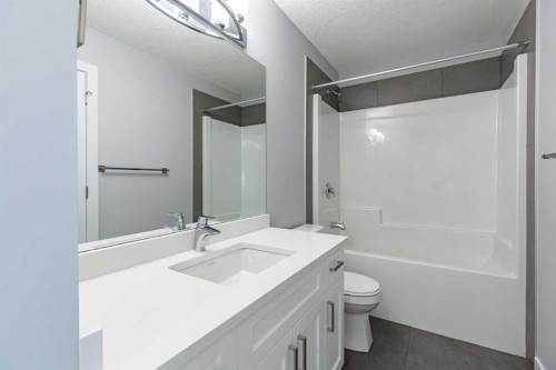 3 Heritage Point, Cochrane, AB - Indoor Photo Showing Bathroom