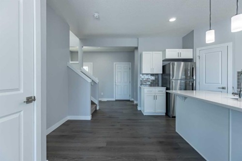 3 Heritage Point, Cochrane, AB - Indoor Photo Showing Kitchen