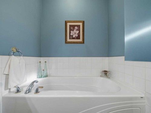 84 Sierra Morena Landing Sw, Calgary, AB - Indoor Photo Showing Bathroom