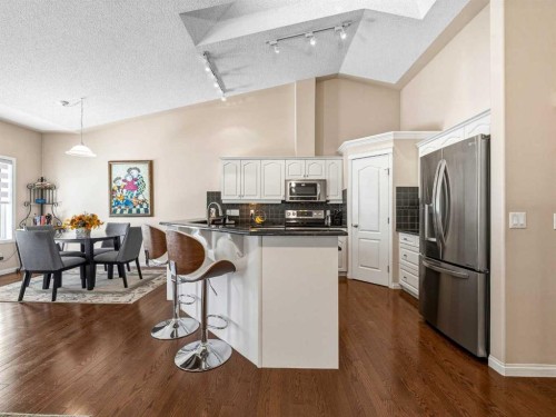 84 Sierra Morena Landing Sw, Calgary, AB - Indoor Photo Showing Kitchen