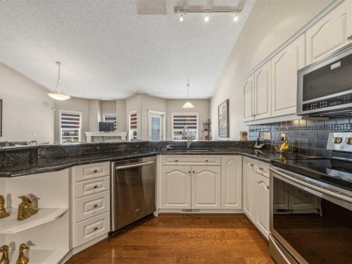 84 Sierra Morena Landing Sw, Calgary, AB - Indoor Photo Showing Kitchen With Upgraded Kitchen