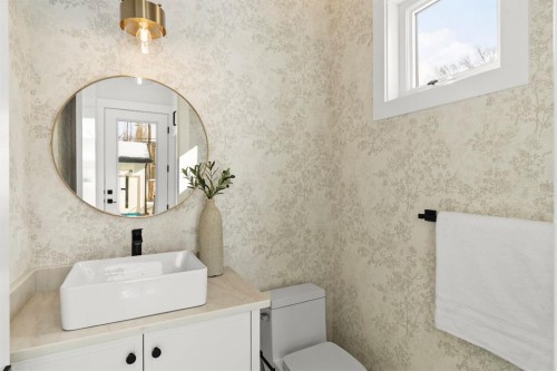 456 22 Avenue Nw, Calgary, AB - Indoor Photo Showing Bathroom