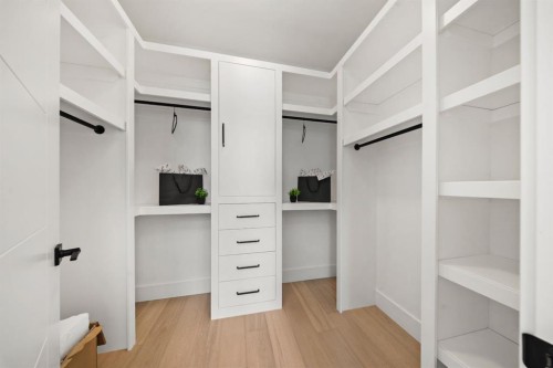 456 22 Avenue Nw, Calgary, AB - Indoor With Storage