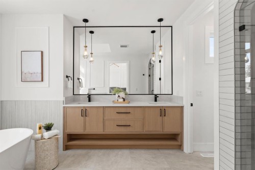 456 22 Avenue Nw, Calgary, AB - Indoor Photo Showing Bathroom