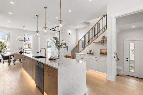 456 22 Avenue Nw, Calgary, AB - Indoor Photo Showing Kitchen With Upgraded Kitchen